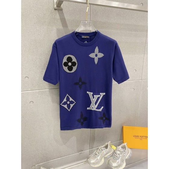 Louis Vuitton embossed jacquard knit crew neck short-sleeve T-shirt, classic design with heavy-duty three-dimensional inlay work that exudes a fashionable and sophisticated feel.